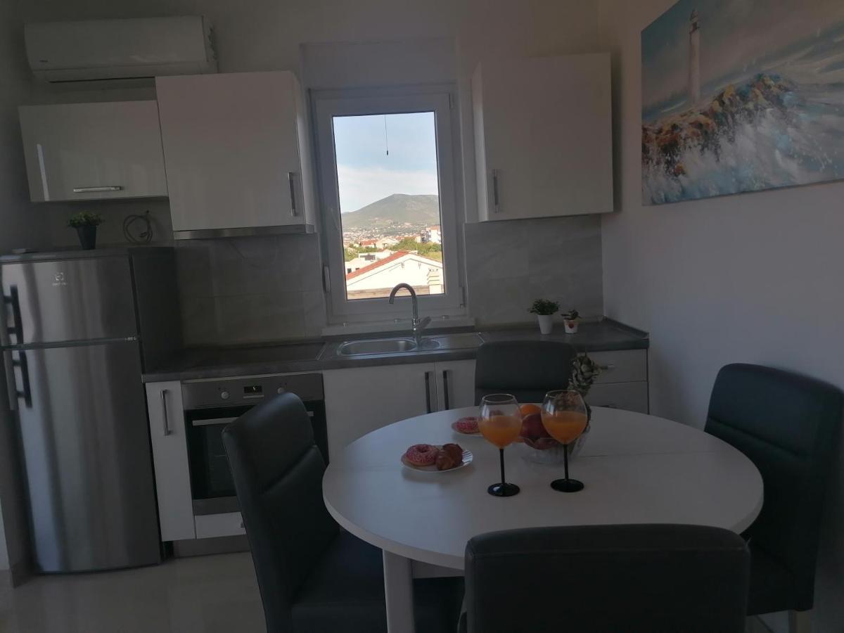 Appartamento Apartman Ema Kaštela Esterno foto